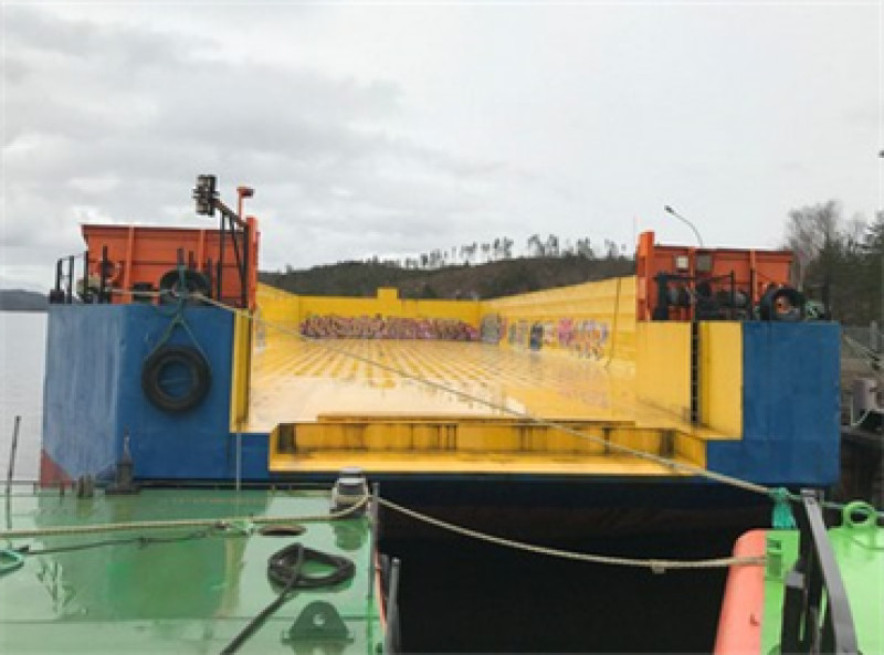 2400 DWT, 72 m Deck Barge with Bin Walls and Tug Notch - Ship for sale